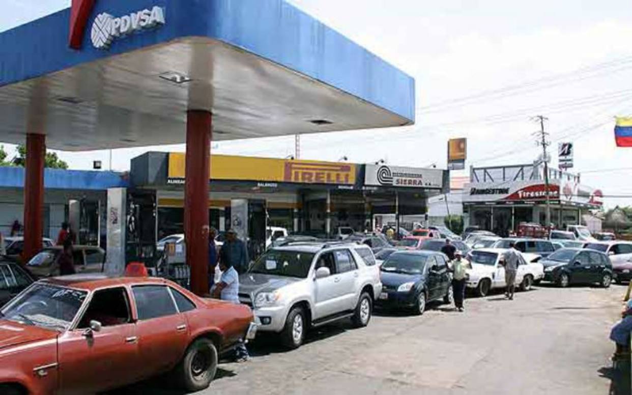 Gobierno evalúa aumentar precio de la gasolina a Bs 90.000 el litro