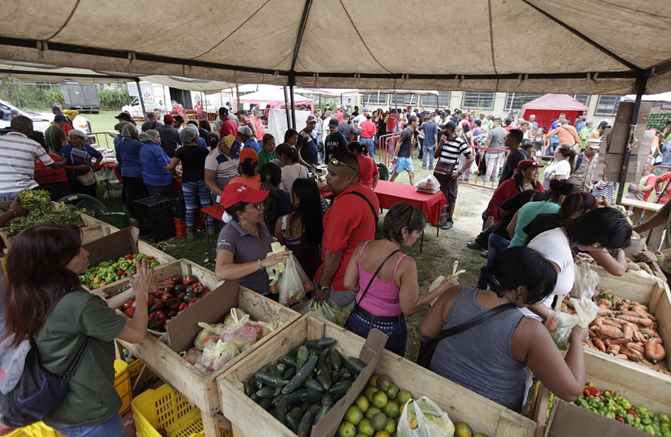 Escasez de gasolina en Venezuela pone en riesgo despacho de alimentos