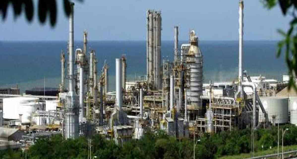 Trabajadores estiman que refinerías producen unos 150 mb/d de gasolina