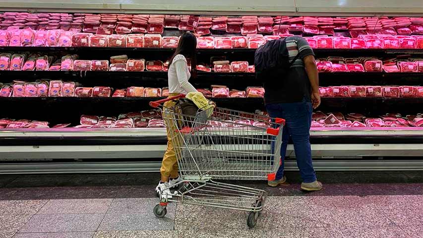 Reportan ligera disminución de los precios de la carne y el pollo
