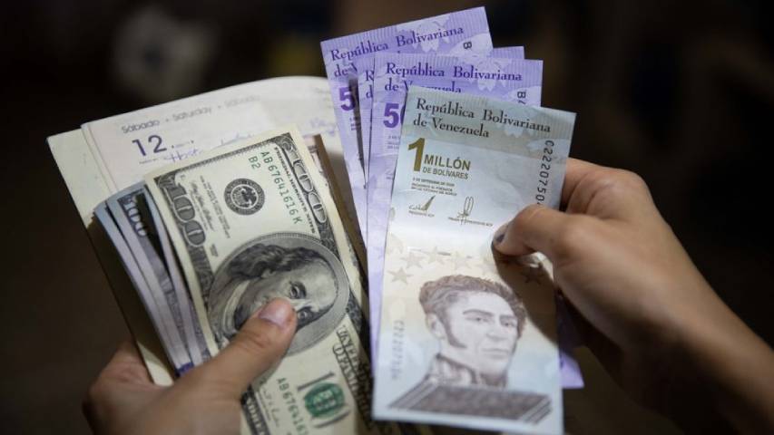 Tasa del dólar oficial supera la barrera de los Bs 7