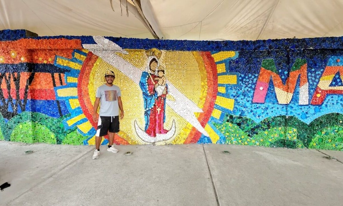 Artista Oscar Olivares termina su mural de tapas en homenaje a La Chinita