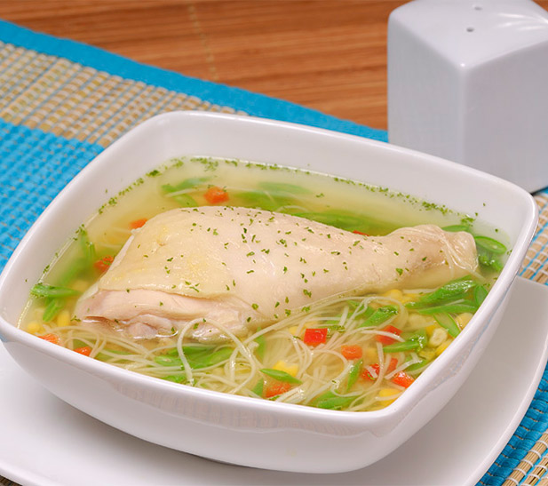 Cómo la sopa de pollo ayuda a combatir los resfríos, según un experto en nutrición