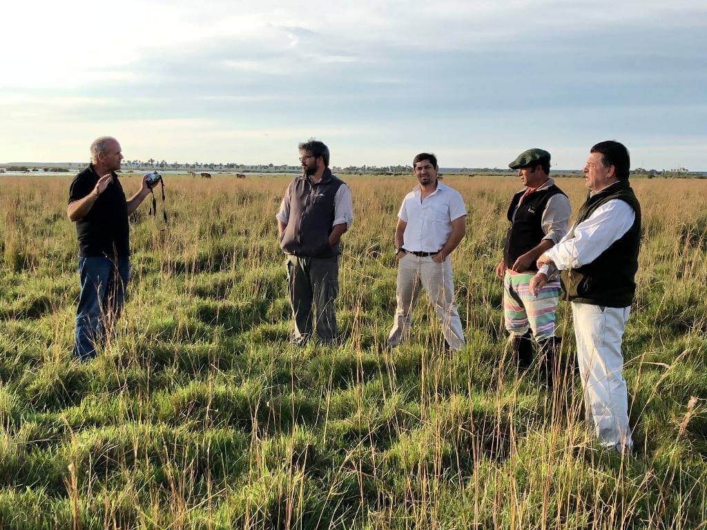 Los productores tradicionales para que dejen de lado las prácticas de agricultura y ganadería intensiva