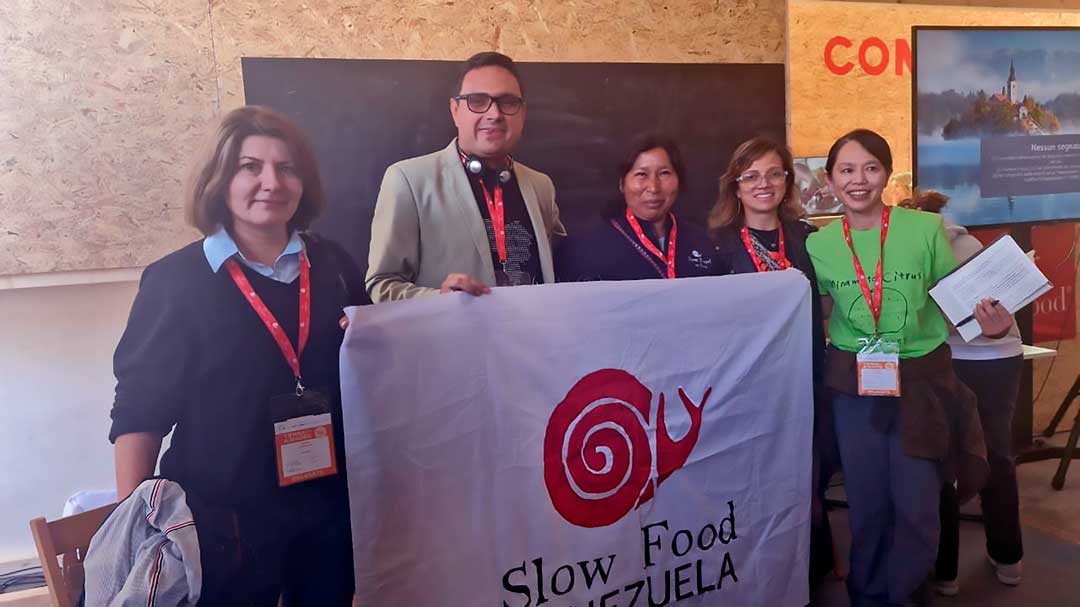 Saúl Elías López, presidente de la Sociedad Venezolana de Ingenieros Agrónomos posa con varios participantes del encuentro internacional Terra Madre 2024 del 26 al 30 de septiembre, organizado por Slow Food en Turín, Italia (Cortesía)