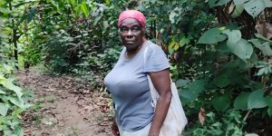 Carmen Escobar camino a su conuco en Todasana. Foto: Lissmeilyn Lares