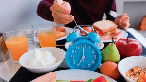 ¿Comer a deshoras afecta la energía y el metabolismo?