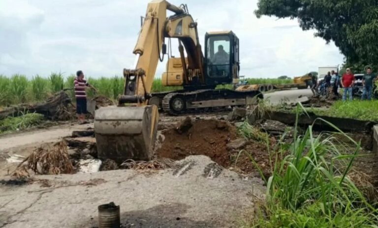 Cañicultores participan en la reparación de la vía Guanare-Moritas de Papelón