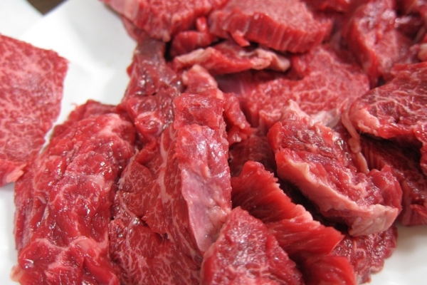 Fedenaga: Productores venden carne a ,1/kg; precios varían en expendios.