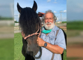 Agricultor, ganadero, empresario, gremialista y productor cinematográfico de Agua Sangre, Julio Bustamante.