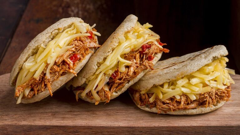 Arepa pelúa con un toque italiano