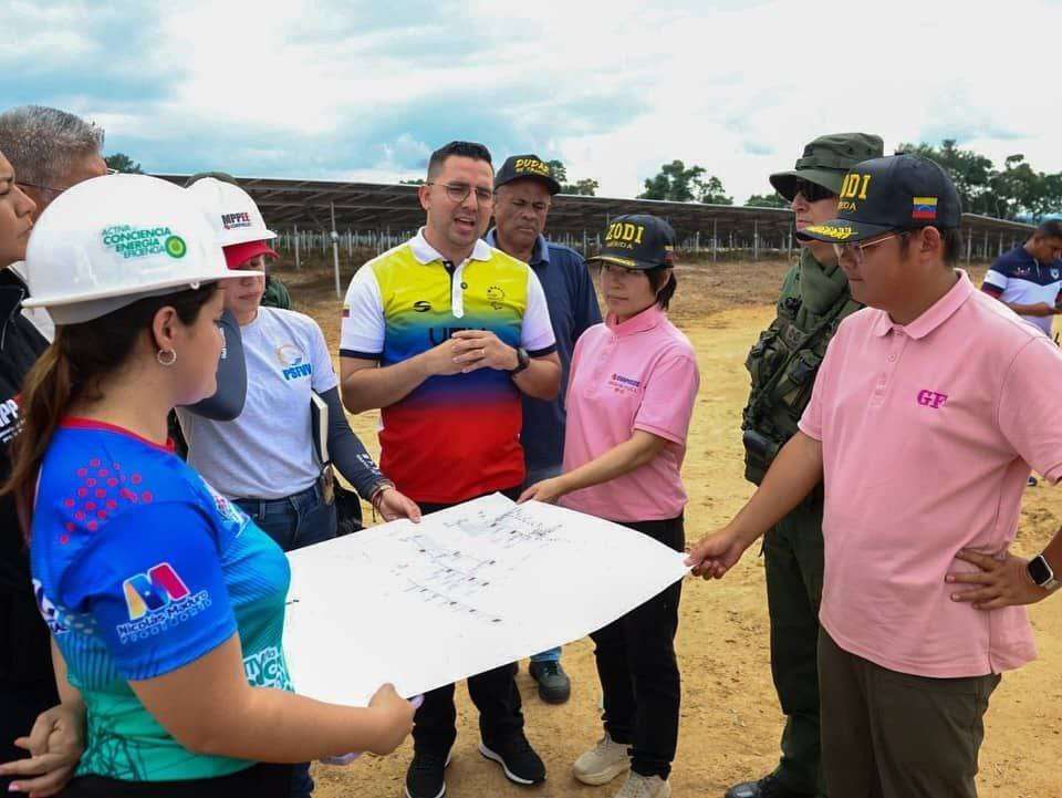 El gobernador Arnaldo Sánchez junto a las autoridades realizaron la inspección a la granja fotovoltaica