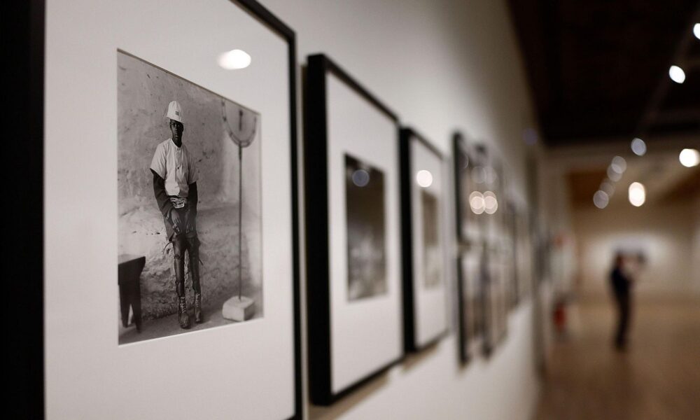 Invitan a la Inauguración de la exposición fotográfica colectiva «FRATERNIDAD VISUAL: Tributos a «Chino Rivero»⁣