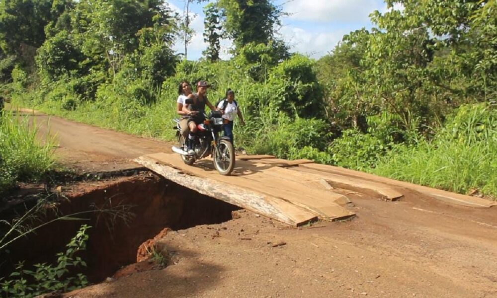 Agricultores denuncian paso por precario puente de madera debido a colapso de la carretera en Bolívar