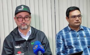 José Augusto Linárez, presidente de AVAT, junto con Saúl Elías López, presidente de la SVIAA, durante la rueda de prensa (Cortesía)