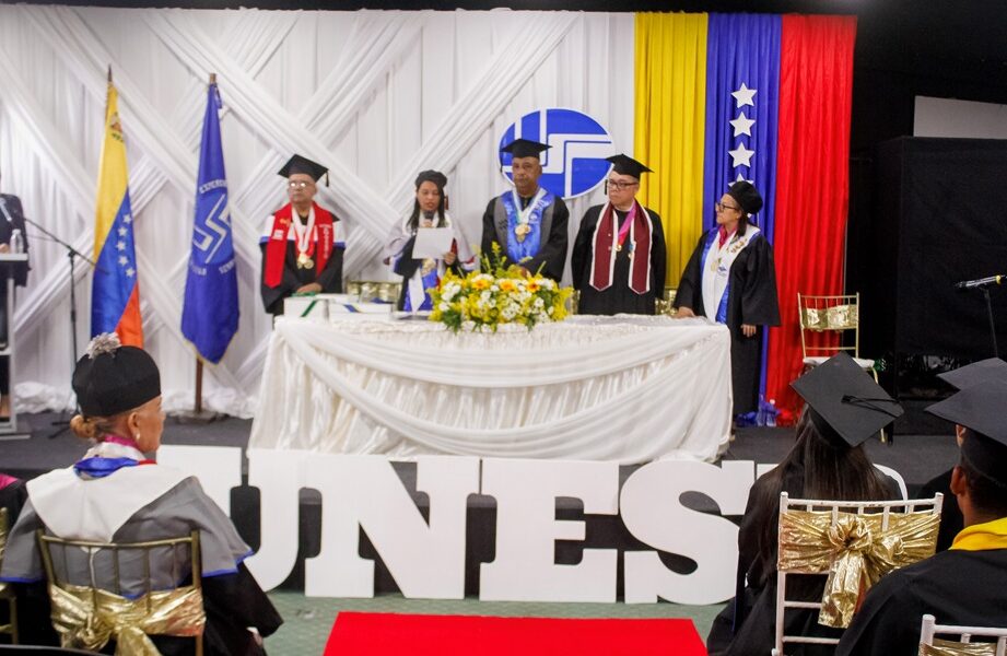 UNESR Valle de la Pascua gradúa promoción N° 335