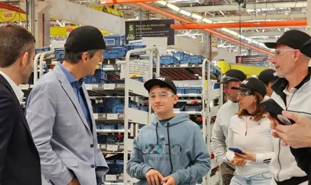 Thiago en la fábrica de CNH. (Gobierno de Córdoba)