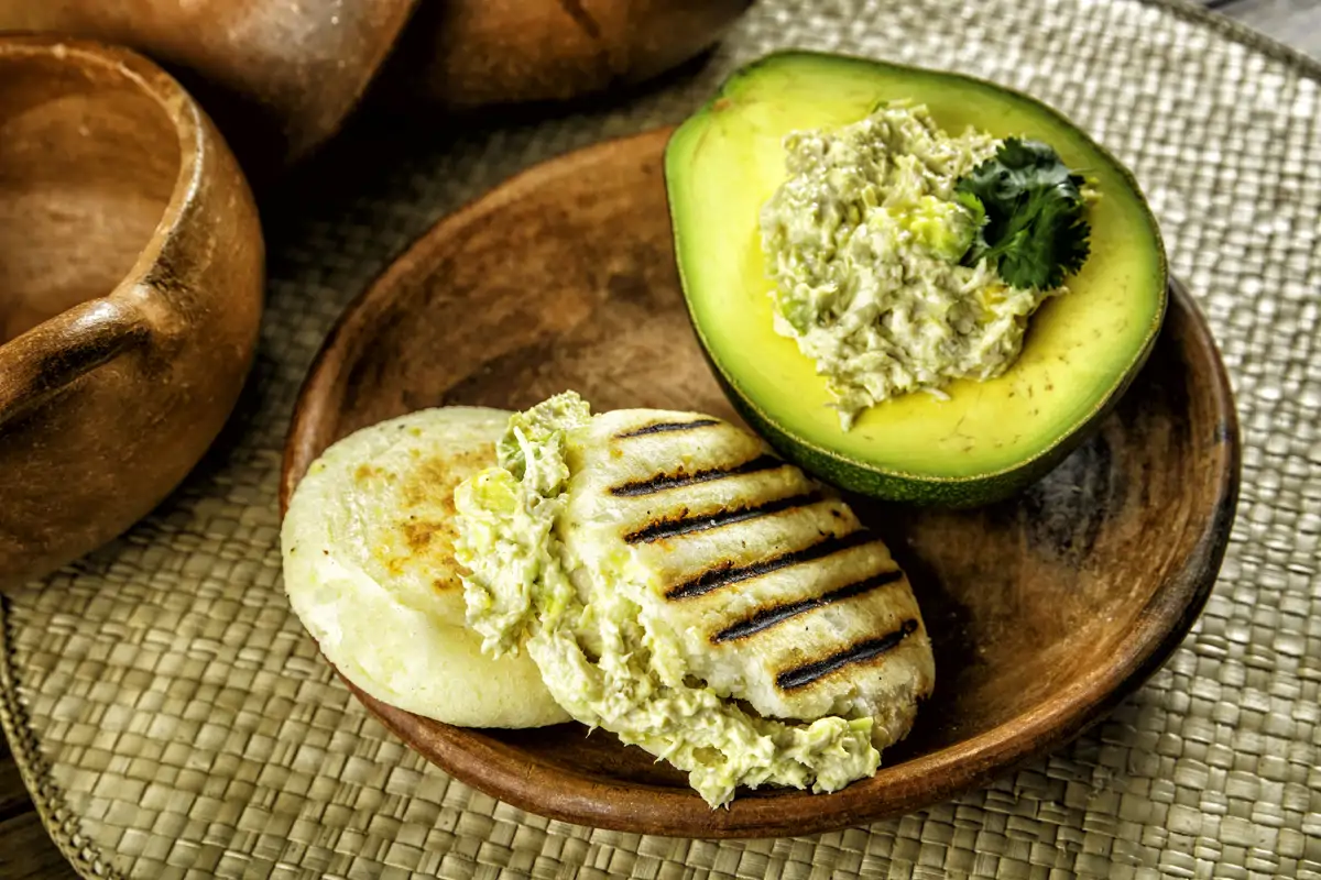 Arepas colombianas rellenas de reina pepiada