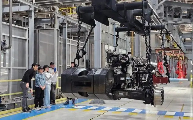 Thiago en la fábrica de CNH. (Gobierno de Córdoba)