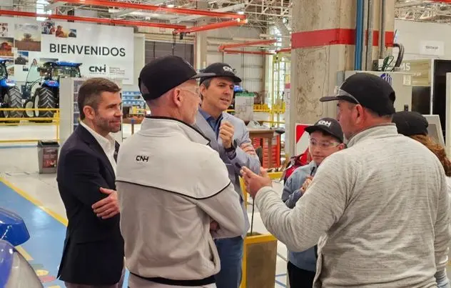 Thiago en la fábrica de CNH. (Gobierno de Córdoba)
